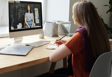 girl watching online tutorial video by using mac